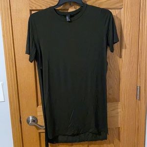 T-shirt with a slits on each side